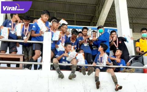 Selebrasi para pemain, pelatih dan ofisial Farmel Hatta usai juara Bank Sumsel Babel Junior League U-14. FOTO : VIRALSUMSEL.COM