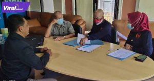 Agus Salim saat mengembalikan formulir calon Ketua umum KONI Kota Palembang. FOTO :VIRALSUMSEL.COM