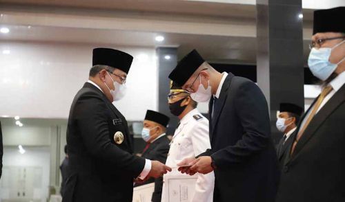 Bupati Musi Banyuasin Dr Dodi Reza Alex Noerdin Lic Econ MBA serahkan surat pelantikan pada Muhammad Fariz SSTP MM Kepala Dinas Pemuda Olahraga dan Pariwisata. FOTO : VIRALSUMSEL.COM