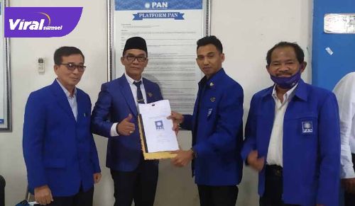 Anggota DPRD Kota Palembang KGS Ishak Yasin mengembalikan formulir pendaftaran Calon Ketua DPD PAN Kota Palembang. FOTO : VIRALSUMSEL.COM