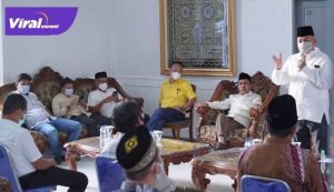 Pimpinan komisi VII DPR RI, Alex Noerdin ke pondok pesantren Bait Al-Qur’an diterima pembina, H Ishak Mekki. FOTO :VIRALSUMSEL.COM