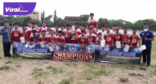 Euforia pemain, pelatih dan ofisial SSB Persegrata usai raih gelar juara BSB Junior League 2020 /2021. FOTO :VIRALSUMSEL.COM