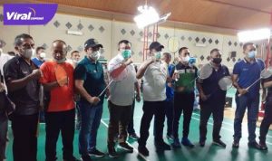 Gubernur Sumatera Selatan H Herman Deru bersama Ketua Umum KONI Sumsel Hendri Zainuddin. FOTO :VIRALSUMSEL.COM