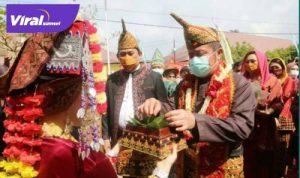 H Herman Deru Gubernur Sumsel didampingi Bupati OKU Selatan Popo Ali. FOTO : VIRALSUMSEL.COM