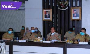 Walikota Prabumulih, Ir H Ridho Yahya MM mengikuti rapat secara virtual bersama Kementerian Pekerjaan Umum dan Perumahan Rakyat (PUPR). FOTO : IST