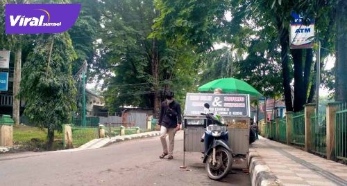Penampakan Pedagang Kaki Lima di trotoar jalan seputar UIN Raden Fatah Palembang. FOTO :VIRALSUMSEL.COM