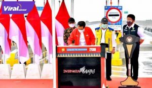 Presiden RI H Joko Widodo didampingi Gubernur Sumsel H Herman Deru resmikan Tol Kapal Betung. FOTO :VIRALSUMSEL.COM