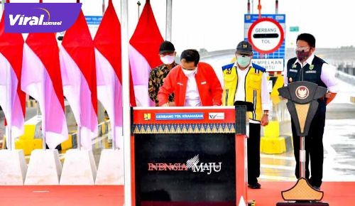 Presiden RI H Joko Widodo didampingi Gubernur Sumsel H Herman Deru resmikan Tol Kapal Betung. FOTO :VIRALSUMSEL.COM