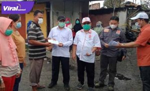 Ketua DPW PKS Sumsel, Muhammad Toha,S.Ag, didampingi Mgs H Syaiful Padli,ST,MM dan Ir H Baharudin berikan bantuan pada korban kebakaran. FOTO : VIRALSUMSEL.COM