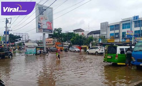 Banjir di jalan KM 12 mengarah ke Simpang Kades, Palembang. FOTO : VIRALSUMSEL.COM