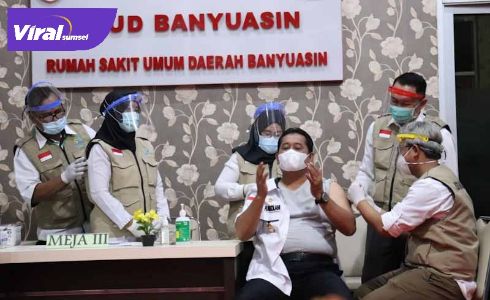 Bupati Banyuasin H Askolani divaksin sinovac di RSUD, Desa Seterio, Kecamatan Banyuasin III. FOTO :VIRALSUMSEL.COM