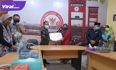Dekan FDK UIN Raden Fatah, Dr. Achmad Syarifudin, MA bersama Ketua KPID Sumsel, Guntur Melian S.H. FOTO : VIRALSUMSEL.COM