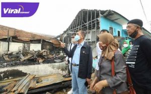 H Ishak Mekki Ketua Umum DPD Partai Demokrat Sumsel kunjungi korban kebakaran di Jalan Ahmad Dahlan, Palembang, FOTO : VIRALSUMSEL.COM
