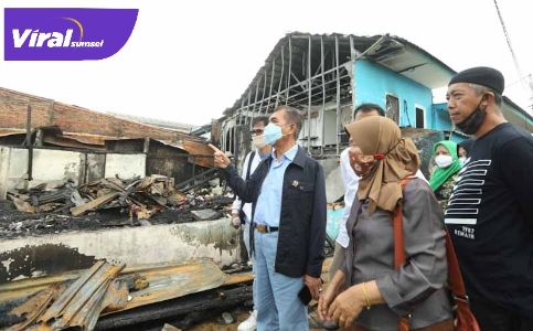 H Ishak Mekki Ketua Umum DPD Partai Demokrat Sumsel kunjungi korban kebakaran di Jalan Ahmad Dahlan, Palembang, FOTO : VIRALSUMSEL.COM