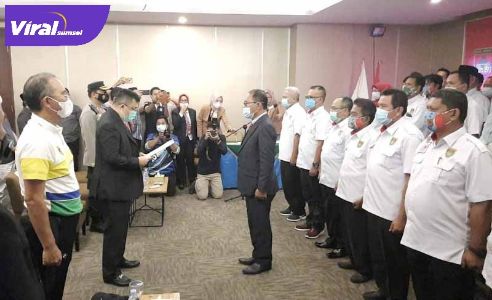 H Hendri Zainuddin Ketua Umum KONI Sumsel lantik pengurus KONI Mura. FOTO : VIRALSUMSEL.COM