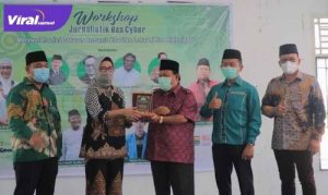 Ketua PWNU Sumsel, KH Amiruddin Nahrawi M.Pd. berikan cendera mata pada Ketua DPRD Sumsel Hj Anita Noeringhati SH MH. FOTO :VIRALSUMSEL.COM