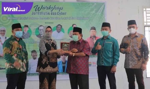 Ketua PWNU Sumsel, KH Amiruddin Nahrawi M.Pd. berikan cendera mata pada Ketua DPRD Sumsel Hj Anita Noeringhati SH MH. FOTO :VIRALSUMSEL.COM