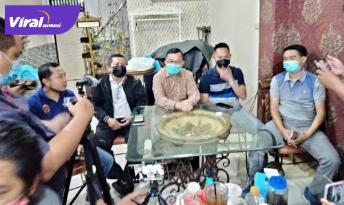 H Hendri Zainuddin Wakil Direktur PT Sriwijaya Optimis Mandiri Umumkan M Fadli sebagai manajer Sriwijaya FC. FOTO :VIRALSUMSEL.COM