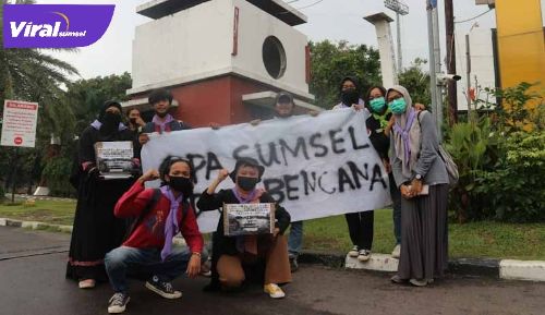 Sejumlah mahasiswa dari Mapala se-Sumatera Selatan turun ke jalan galang dana untuk bantuan korban bencana alam. FOTO : RISDHO/JURNALIS UIN
