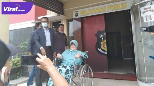 Danima melaporkan anak kandungnya ke SPKT Polda Sumsel. FOTO : VIRALSUMSEL.COM
