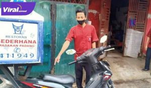 Krisna karyawan RM Sederhana menunjukan tempat daging sapi yang hilang. FOTO : VIRALSUMSEL.COM