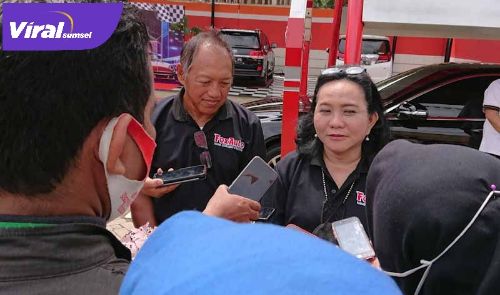 Hj Lucianty Pahri bersama User Effendy beri komentar pada awak media. FOTO :VIRALSUMSEL.COM