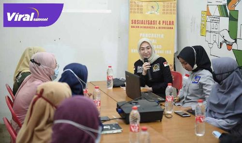 Amaliah Sobli S.KG MBA Anggota DPD RI Dapil Sumsel Sosialisasikan Empat Pilar dalam Berbangsa dan Bernegara pada komunitas di Sumsel. FOTO :VIRALSUMSEL.COM