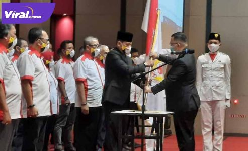 Ketua Umum KONI Sumsel Hendri Zainuddin melantik pengurus KONI Kabupaten OKU. FOTO :VIRALSUMSEL.COM