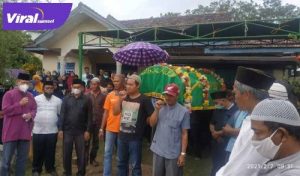 Proses pemakaman Muhammad Wiyoto mapala Universitas PGRI Palembang di Desa Berlian Makmur Kecamatan Sungai Lilin Muba. FOTO :VIRALSUMSEL.COM