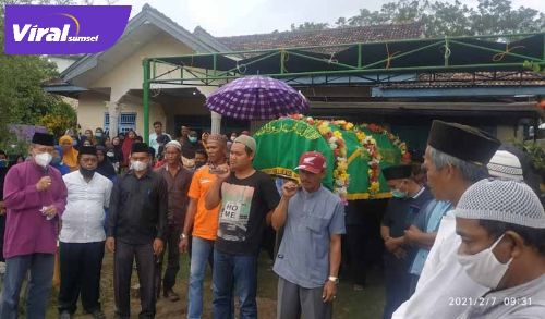 Proses pemakaman Muhammad Wiyoto mapala Universitas PGRI Palembang di Desa Berlian Makmur Kecamatan Sungai Lilin Muba. FOTO :VIRALSUMSEL.COM
