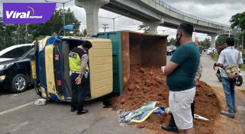 Truk tanah terbalik akibat kecelakaan beruntun di Simpang Bandara Sultan Mahmud Badarudin II Palembang. FOTO :VIRALSUMSEL.COM