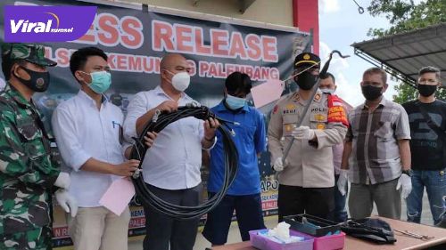 DN (33) tersangka pencurian kabel listrik milik PLN saat press rilis di Polsek Kemuning. FOTO :VIRALSUMSEL.COM DN (33) tersangka pencurian kabel listrik milik PLN saat press rilis di Polsek Kemuning. FOTO :VIRALSUMSEL.COM