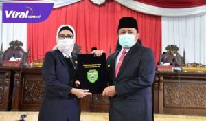 Gubernur Sumsel H Herman Deru bersama Ketua DPRD Sumsel Hj Anita Noeringhati. FOTO : VIRALSUMSEL.COM