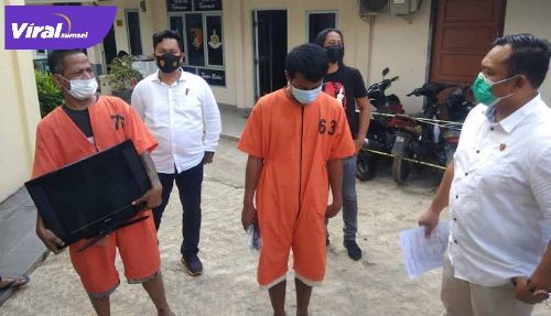 RMA dan S dua pelaku pencurian tv di Kost saat press rilis. FOTO :VIRALSUMSEL.COM
