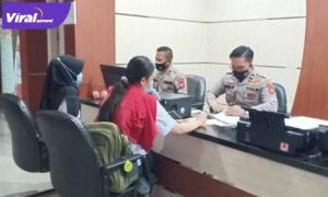 Dua wanita korban penipuan arisan online melapor ke Polda Sumsel. FOTO :VIRALSUMSEL.COM