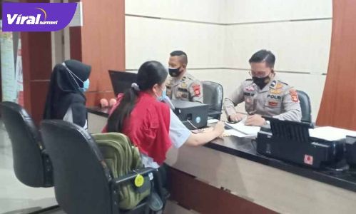 Dua wanita korban penipuan arisan online melapor ke Polda Sumsel. FOTO :VIRALSUMSEL.COM