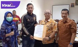 Fauzi Toldo mantan penjaga gawang Sriwijaya FC terima SK pelatih SONS. FOTO :VIRALSUMSEL.COM
