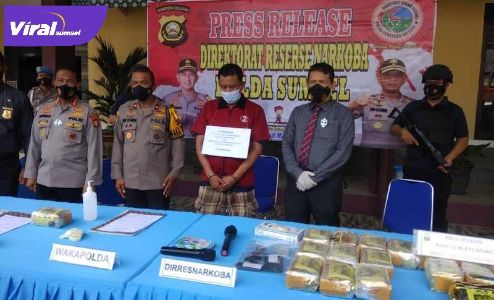 Tersangka kurir sabu-sabu 25 kg Taufik alias Opik (45) saat pres rilis di Mapolda Sumsel. FOTO :VIRALSUMSEL.COM