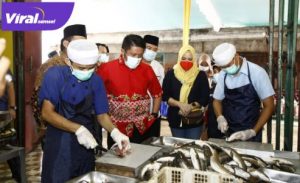 Herman Deru Gubernur Sumatera Selatan tinjau tempat penggilingan ikan di Palembang. FOTO :VIRALSUMSEL.COM