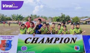 Selebrasi pemain, pelatih dan ofisial SSB Arepo usai raih gelar juara Surya Cup. FOTO :VIRALSUMSEL.COM
