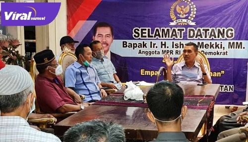 H Ishak Mekki Anggota MPR RI sosialisasi Empat Pilar dalam Berbangsa dan Bernegara di Maskarebet. FOTO :VIRALSUMSEL.COM
