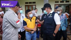 Gubernur Sumsel H Herman Deru bincang dengan tokoh masyarakat Sungsan. FOTO :VIRALSUMSEL.COM
