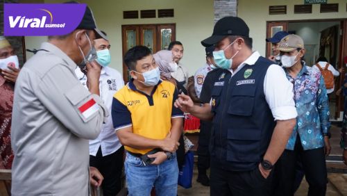 Gubernur Sumsel H Herman Deru bincang dengan tokoh masyarakat Sungsan. FOTO :VIRALSUMSEL.COM