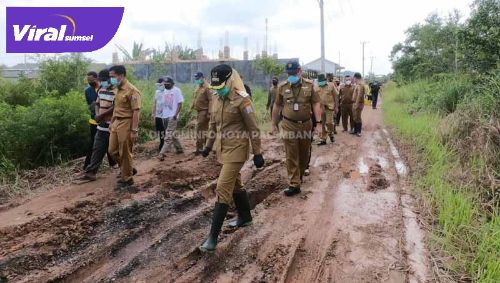 Wakil Walikota Palembang Fitrianti Agustinda tinjau jalan rusak di perumahan Griya Insan Mulya. FOTO : VIRALSUMSEL.COM Wakil Walikota Palembang Fitrianti Agustinda tinjau jalan rusak di perumahan Griya Insan Mulya. FOTO : VIRALSUMSEL.COM