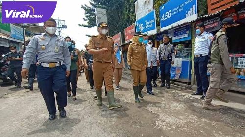 Wakil Walikota Palembang, Fitrianti Agustustinda tinjau Jl. KH Balqi Kelurahan 16 Ulu, Selasa (17/2/2021). FOTO : VIRALSUMSEL.COM