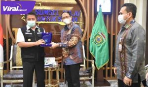 Gubernur Sumsel H Herman Deru menerima audinesi Pimpinan PT Bank Syariah Indonesia (BSI) Tbk Regional Office III Palembang. FOTO : VIRALSUMSEL.COM