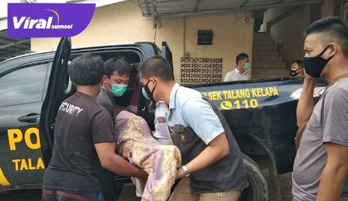 Jenazah Agung bocah 11 tahun dibawa menggunakan mobil Patroli Polsek Talang Kepala dari RS Bhayangkara. FOTO : VIRALSUMSEL.COM