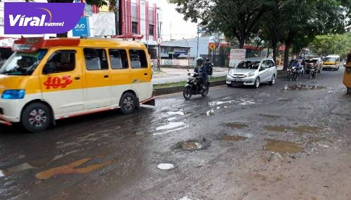 Kondisi jalan rusak di 2 Ulu Kecamatan Seberang Ulu Palembang. FOTO : RISDO JURNALIS UIN