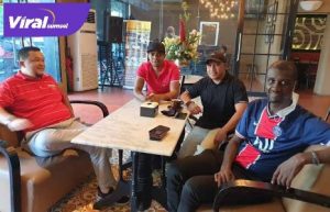 H Hendri Zainuddin Wadirut Sriwijaya FC bersama Osas Saha. FOTO : VIRALSUMSEL.COM