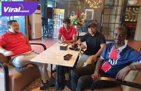 H Hendri Zainuddin Wadirut Sriwijaya FC bersama Osas Saha. FOTO : VIRALSUMSEL.COM